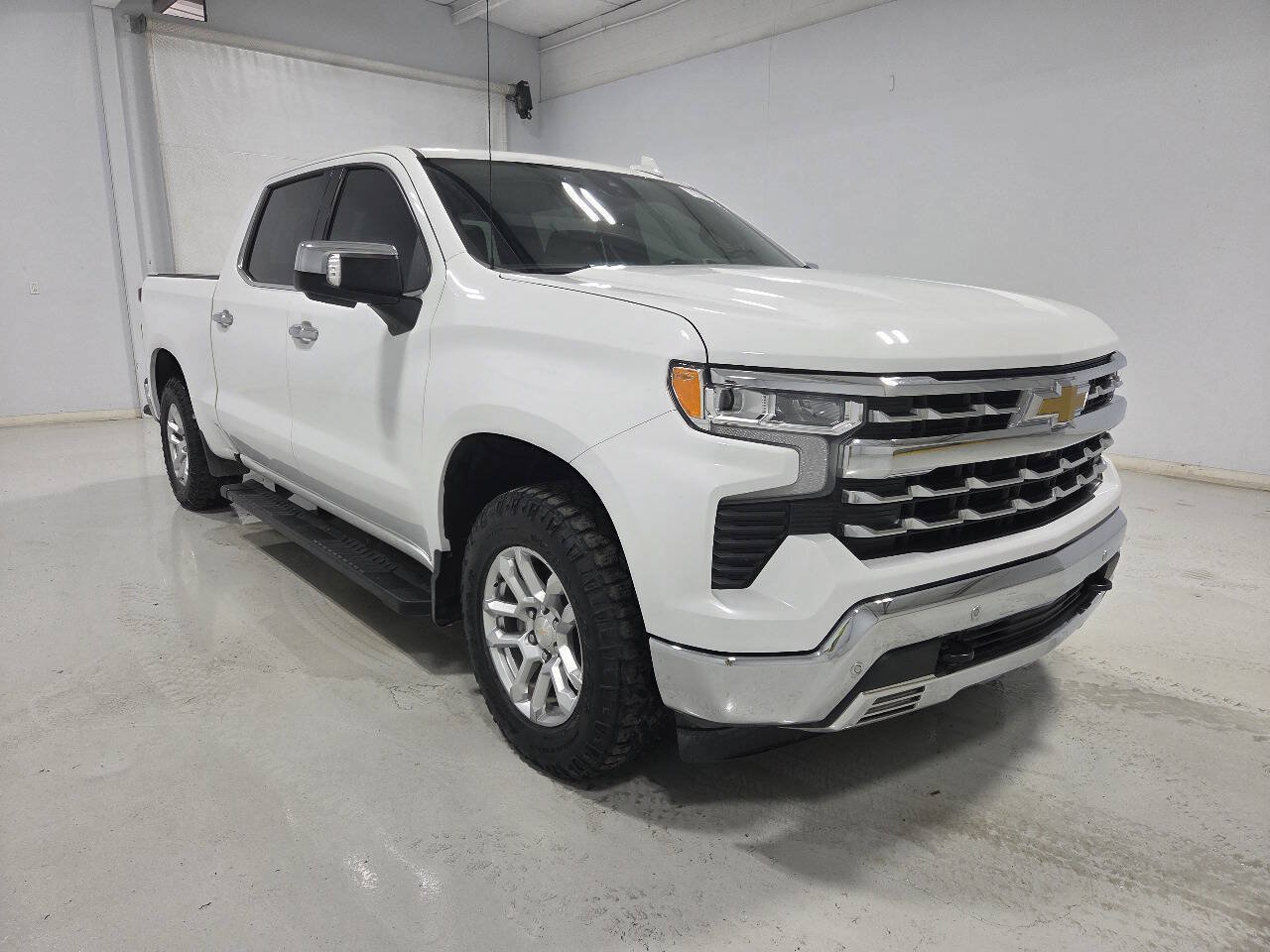 Used 2022 Chevrolet Silverado 1500 LTZ w/ Z71 Off-Road Package AWD/4WD image 3
