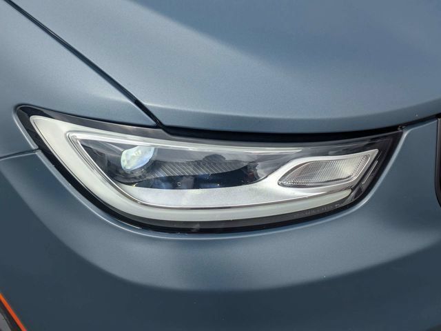 Used 2024 Chrysler Pacifica Limited w/ S Appearance Package FWD image 9