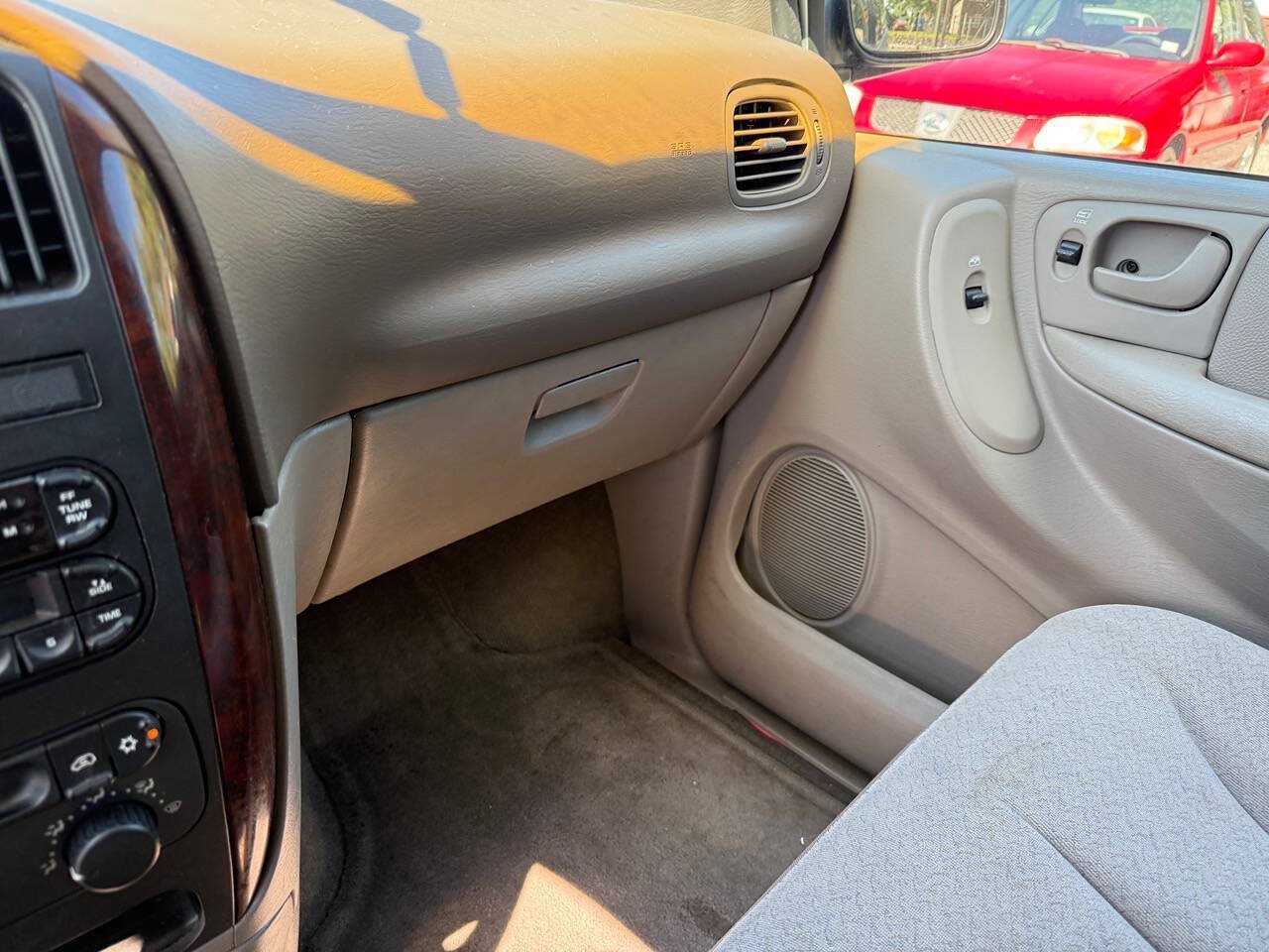 Used 2002 Chrysler Town & Country eL FWD image 18