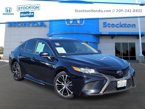 Used 2020 Toyota Camry SE image 1