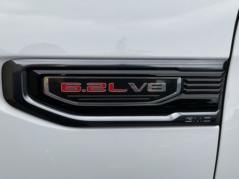 Used 2024 GMC Sierra 1500 AT4 w/ Technology Package AWD/4WD image 9