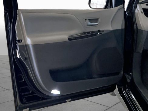 Used 2020 Toyota Sienna XLE FWD image 20