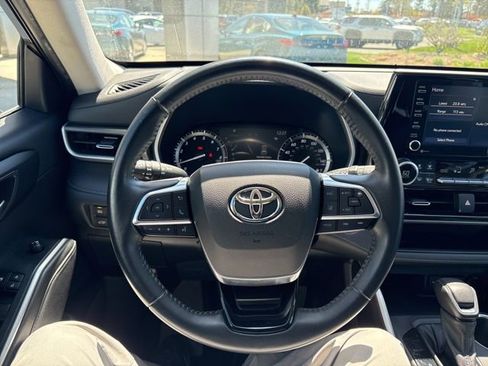 Used 2021 Toyota Highlander XLE AWD/4WD image 14