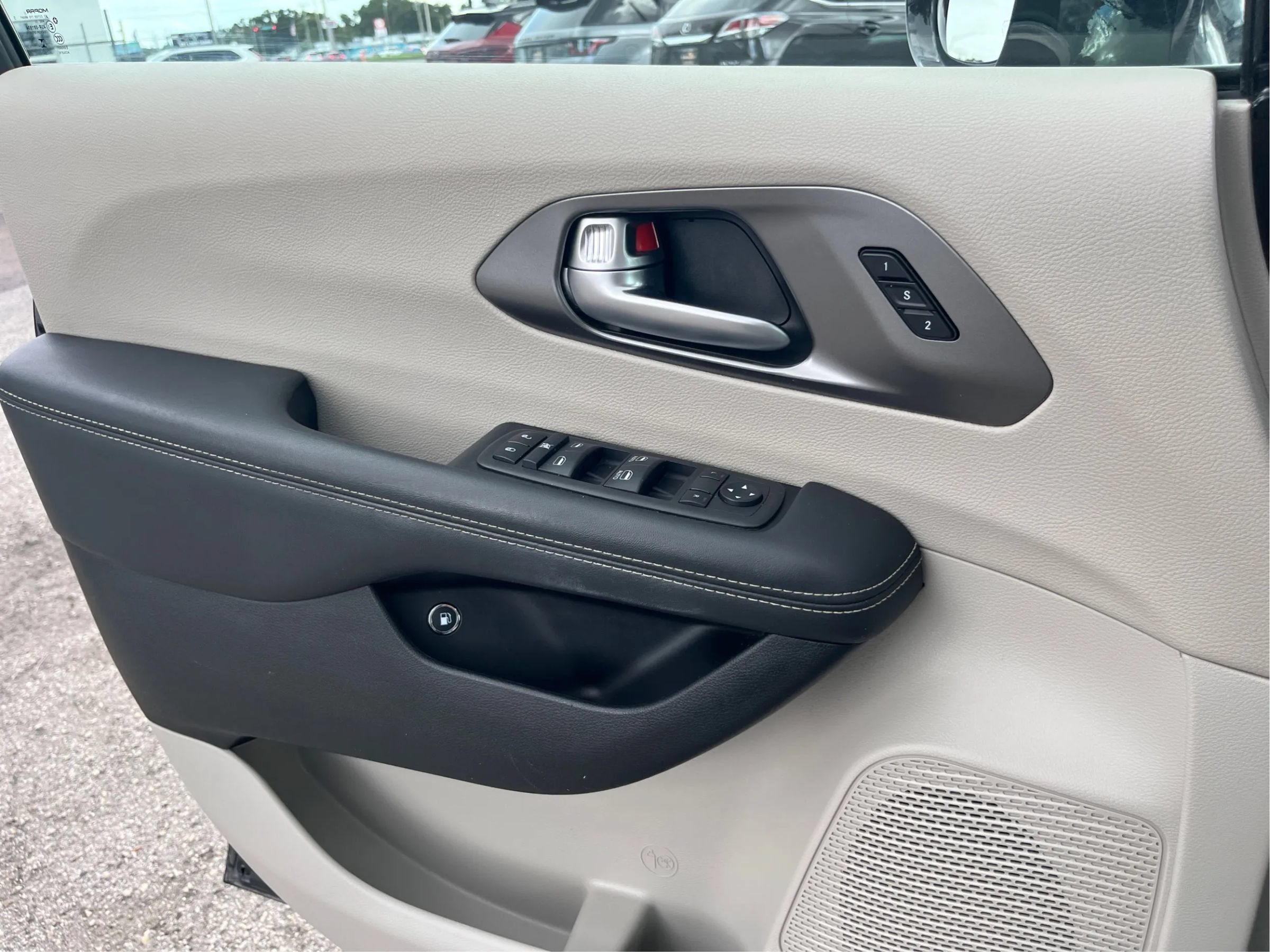 Used 2024 Chrysler Pacifica Limited FWD image 18