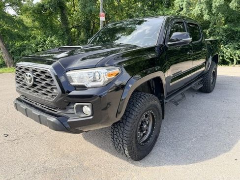Used 2017 Toyota Tacoma TRD Sport w/ Tow Package AWD/4WD image 1
