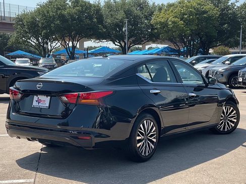 Used 2025 Nissan Altima 2.5 SV FWD image 5