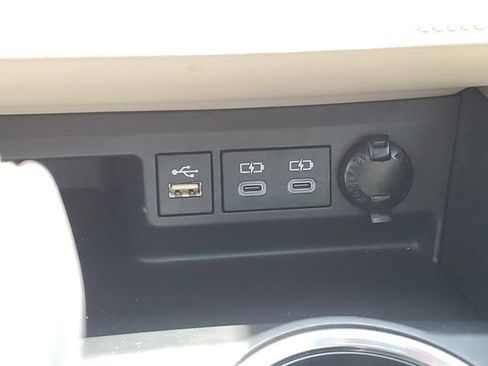 Used 2023 Toyota Highlander XLE AWD/4WD image 20