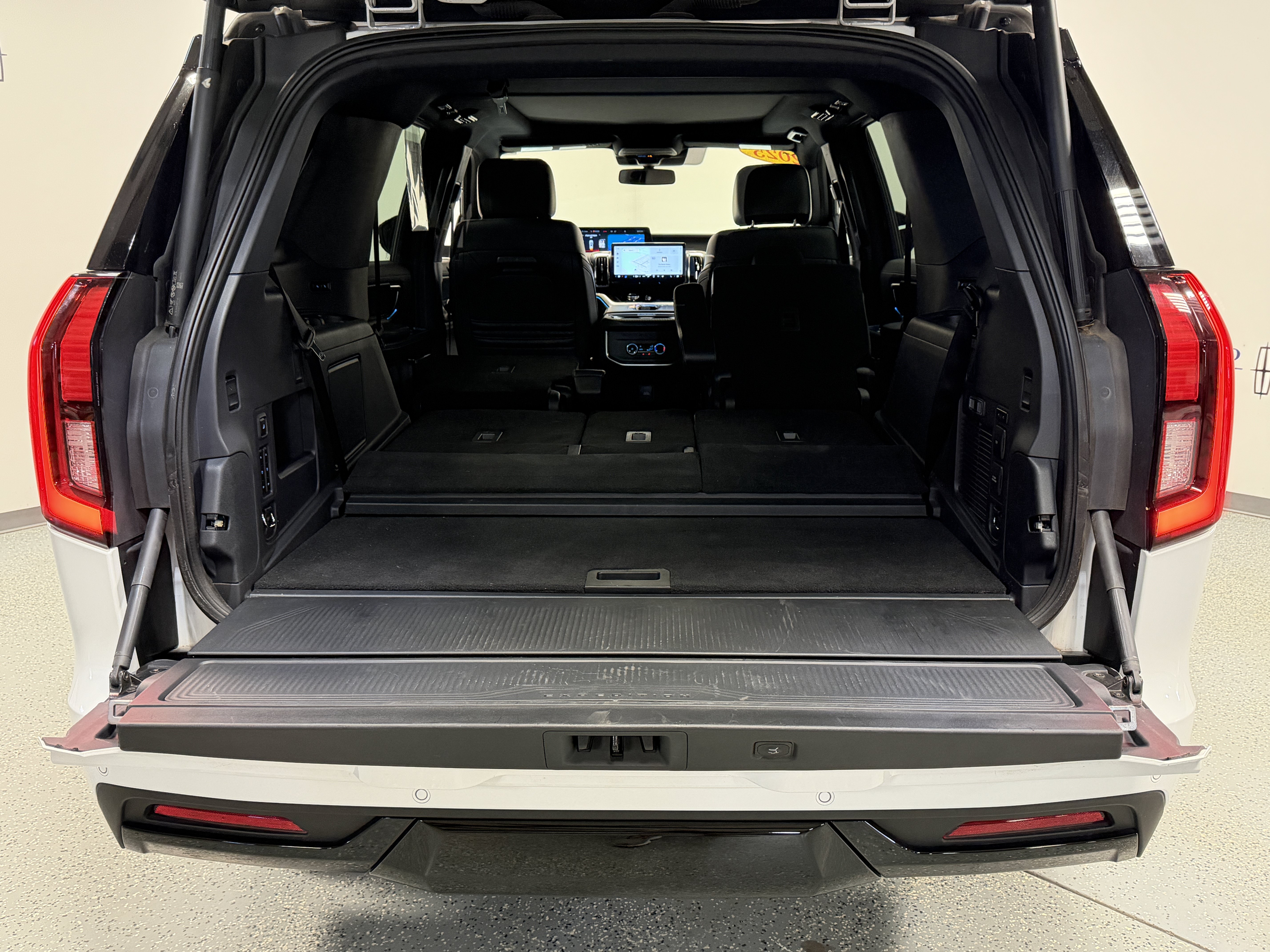 Used 2025 Ford Expedition Platinum w/ Stealth Appearance Package AWD/4WD image 31