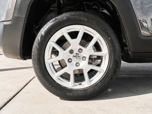 Used 2020 Jeep Renegade Latitude w/ UConnect 8.4 Nav Group AWD/4WD image 10