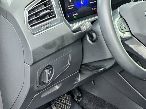 Used 2022 Volkswagen Tiguan SE image 17