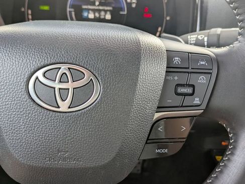 Used 2025 Toyota Camry SE FWD image 17