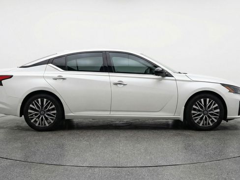 Used 2025 Nissan Altima 2.5 SV FWD image 11