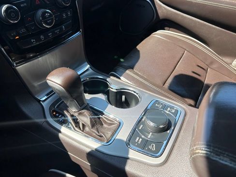Used 2019 Jeep Grand Cherokee Overland AWD/4WD image 28