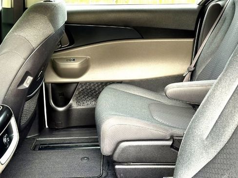 Used 2025 Kia Carnival LX FWD image 24