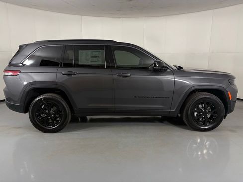 Used 2026 Jeep Grand Cherokee Altitude AWD/4WD image 9