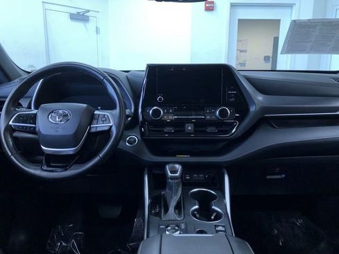 Certified 2025 Toyota Highlander XSE AWD/4WD image 17