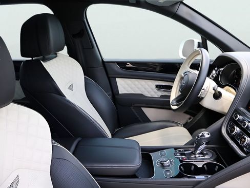 Used 2021 Bentley Bentayga Plug-In Hybrid AWD/4WD image 10