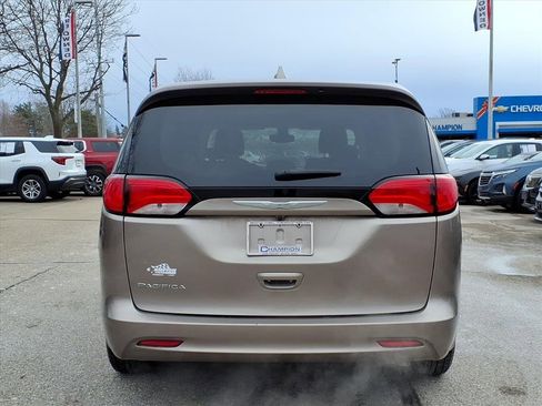 Used 2017 Chrysler Pacifica Touring image 5