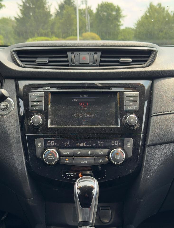 Used 2018 Nissan Rogue SV AWD/4WD image 11