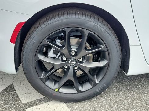 New 2026 Chrysler Pacifica Limited image 5