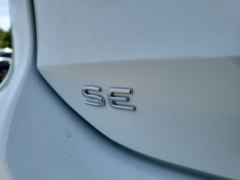 Used 2025 Volkswagen Tiguan SE w/ Panoramic Sunroof Package image 18