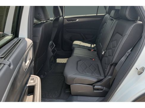 Used 2024 Volkswagen Atlas Cross Sport SE FWD image 29