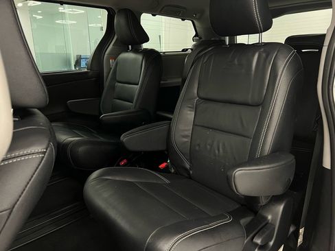 Used 2019 Toyota Sienna SE Premium w/ Carpet Mat Package image 21