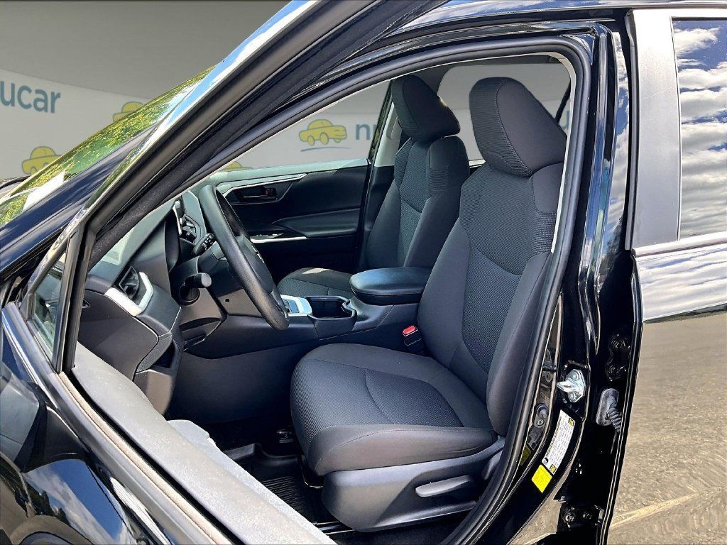 Used 2025 Toyota RAV4 LE AWD/4WD image 10