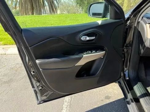 Used 2017 Jeep Cherokee Limited FWD image 7