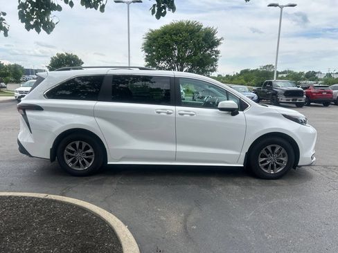 Used 2024 Toyota Sienna LE AWD/4WD image 2