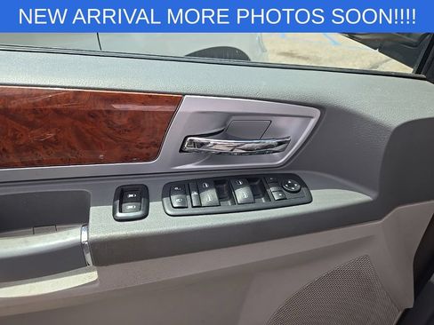 Used 2009 Chrysler Town & Country Touring FWD image 11