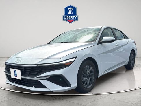 Used 2024 Hyundai Elantra SEL FWD image 2