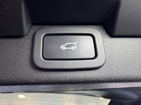 Used 2020 Land Rover Discovery Landmark image 31