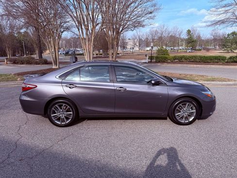 Used 2016 Toyota Camry SE w/ Moonroof Package image 14