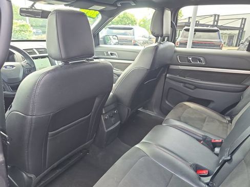 Used 2018 Ford Explorer XLT w/ Equipment Group 202A AWD/4WD image 22