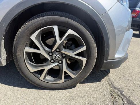 Used 2019 Toyota C-HR XLE FWD image 4