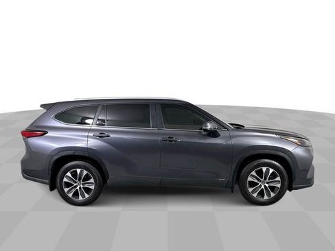 Used 2023 Toyota Highlander XLE AWD/4WD image 9