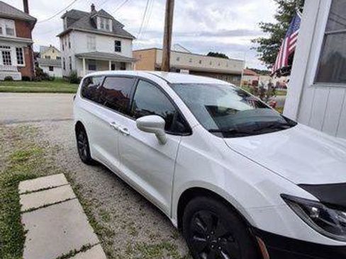 Certified 2020 Chrysler Pacifica Touring w/ S Appearance Package FWD image 2