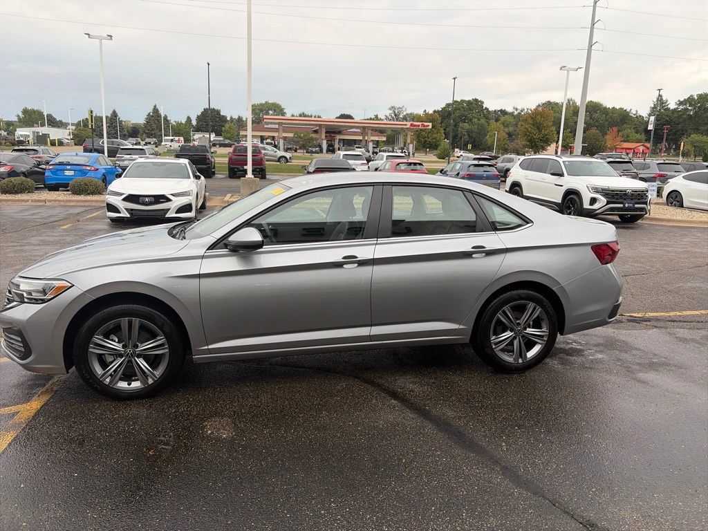 Used 2023 Volkswagen Jetta SE FWD image 5