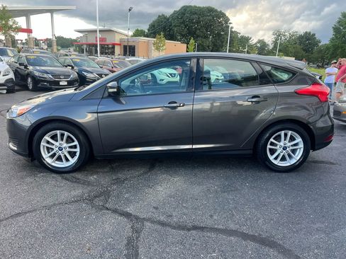 Used 2017 Ford Focus SE image 2