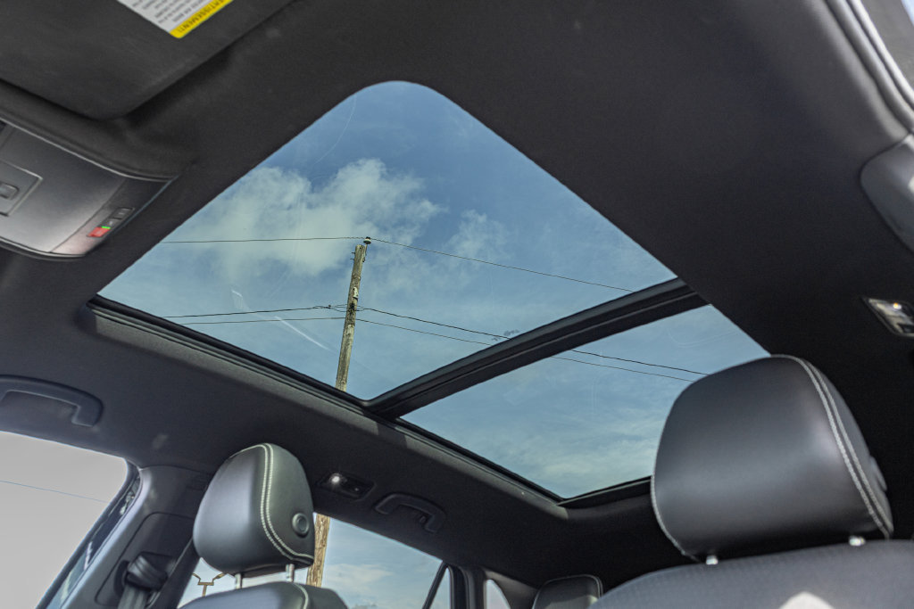 Certified 2023 Volkswagen Atlas Cross Sport SE w/ Panoramic Sunroof Package AWD/4WD image 15