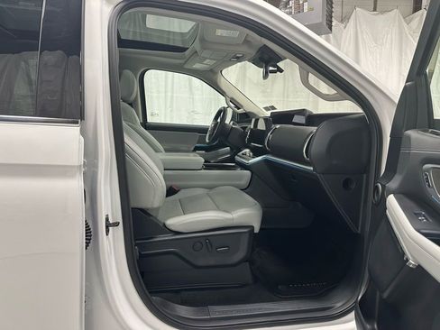 Used 2025 Ford Expedition Platinum image 52