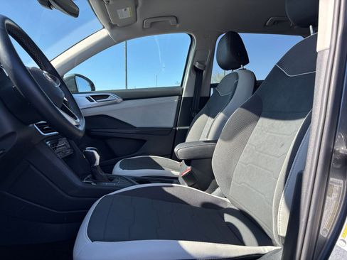 Used 2025 Volkswagen Taos SE image 28