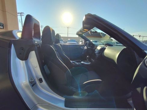 Used 2015 Nissan 370Z Roadster RWD image 29