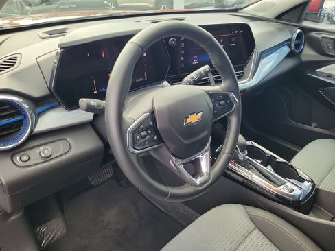 Used 2025 Chevrolet Trax LT w/ LT Convenience Package FWD image 16