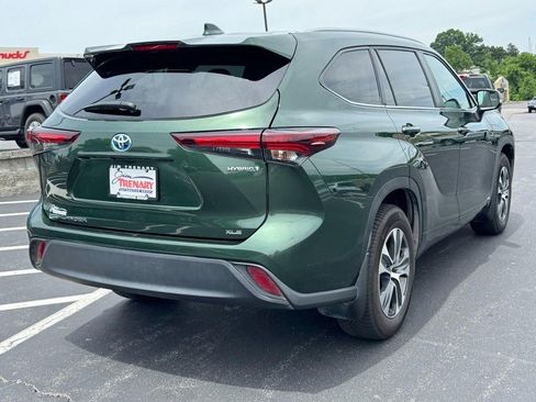 Used 2024 Toyota Highlander XLE AWD/4WD image 3