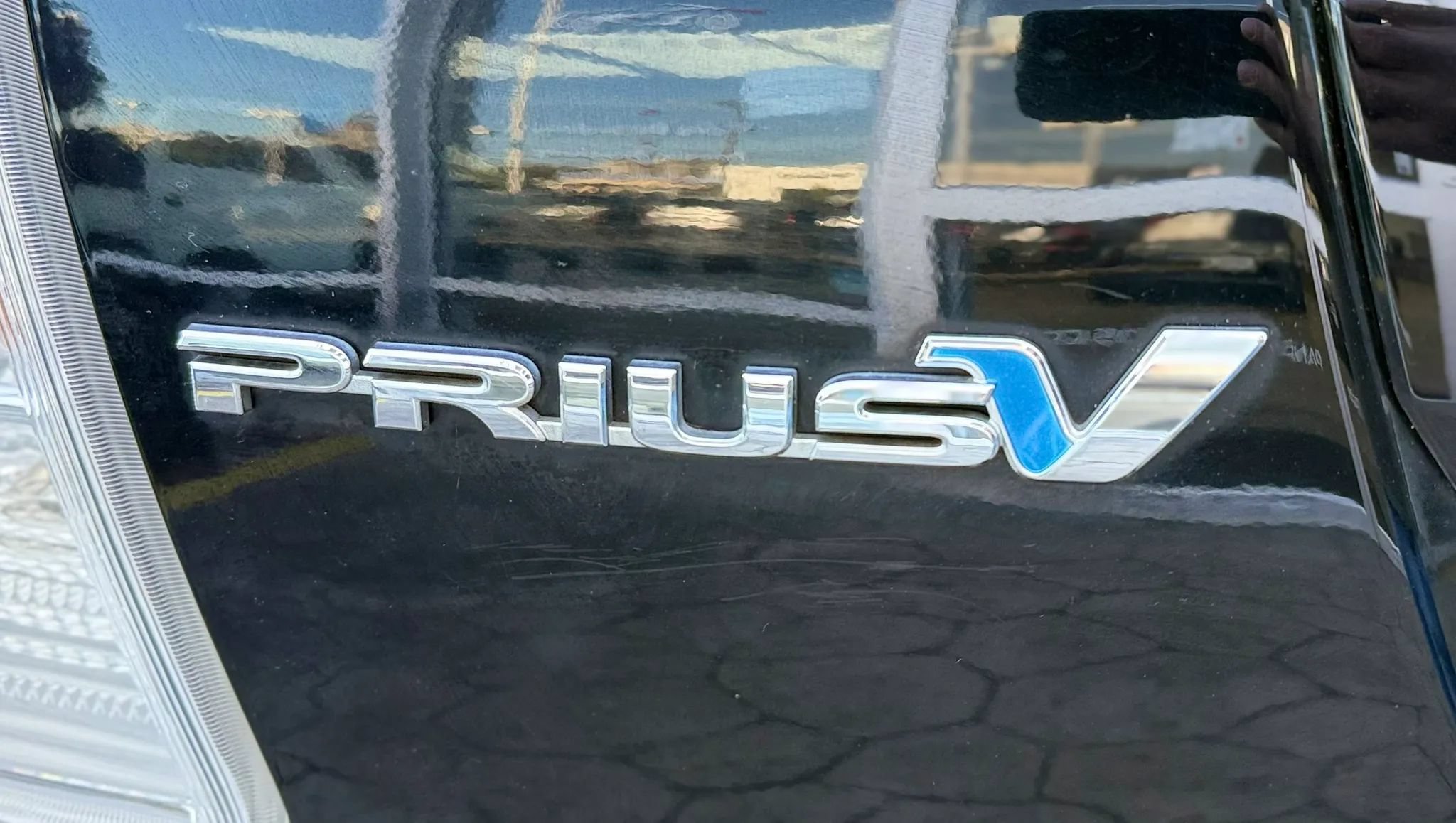 Used 2017 Toyota Prius V Four w/ Carpet Mat Package FWD image 39