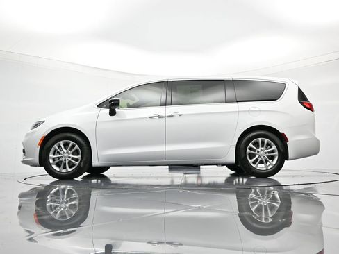 New 2026 Chrysler Pacifica Select image 42