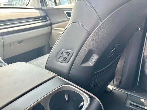 Used 2025 Kia Carnival EX FWD image 27