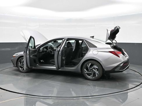 Certified 2025 Hyundai Elantra Sport image 39